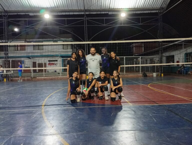 LAS MINI TITANES ILUMINAN LA CANCHA EN SU DEBUT AMISTOSO