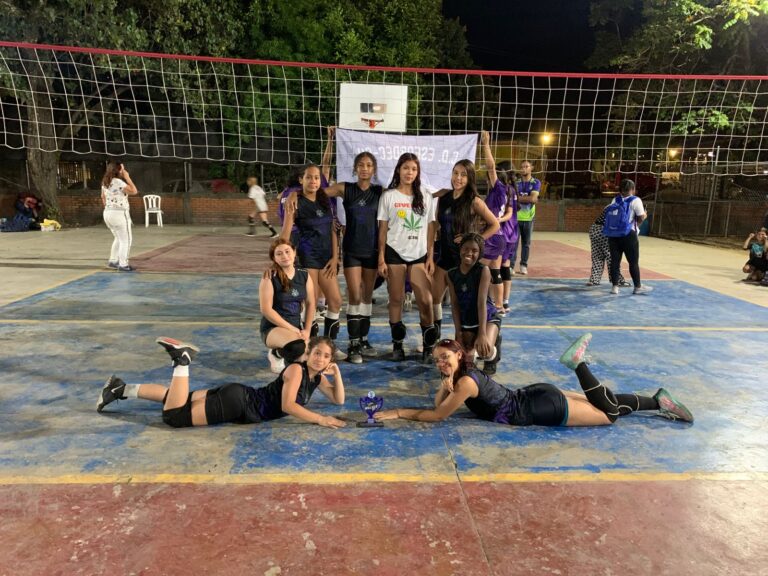 TITANES INFANTIL FEMENINO FORMATIVO: CAMPEONAS DEL TORNEO WOLVES